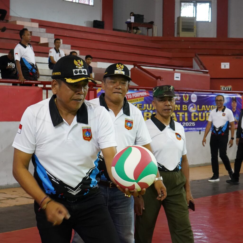 bupati didampingi wakil bupati saat membuka Kejuaraan Voli Bupati Karanagsem Cup
