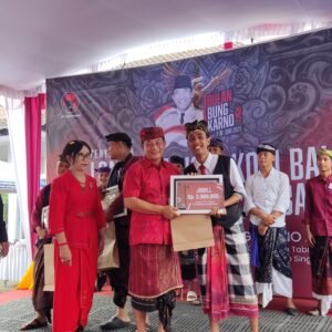 Ketua DPC PDI Perjuangan Karangasem, I Gede Dana saat menyerahkan Juara  Lomba Barista dan Mixology Arak Bali