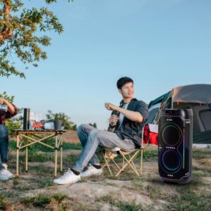 Foto 1 - Dua anak muda bersantai sambil menikmati alunan musik dari portable party speaker Sharp