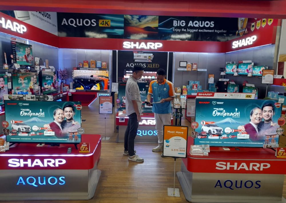 Foto 4 - Konsultan Sharp sedang menjelaskan fitur LED TV sharp kepada pelanggan Sharp