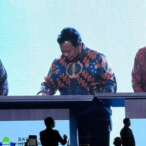 Presiden Prabowo Subianto saat menandatangani batu prasasti peresmian Kawasan Ekonomi Khusus (KEK) Sanur dan Bali International Hospital