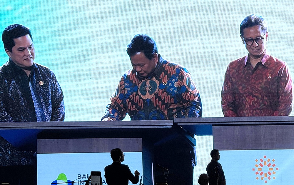 Presiden Prabowo Subianto saat menandatangani batu prasasti peresmian Kawasan Ekonomi Khusus (KEK) Sanur dan Bali International Hospital