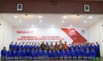 Foto 2 - Perwakilan Sharp Bersama perwakilan sekolah dan para siswa SMKN 2 Yogyakarta melakukan foto bersama di peresmian MoU signing ceremony Sharp Class