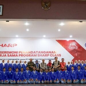 Foto 2 - Perwakilan Sharp Bersama perwakilan sekolah dan para siswa SMKN 2 Yogyakarta melakukan foto bersama di peresmian MoU signing ceremony Sharp Class
