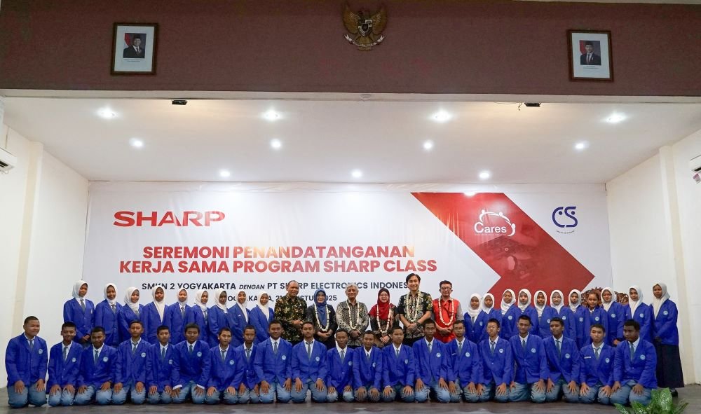 Foto 2 - Perwakilan Sharp Bersama perwakilan sekolah dan para siswa SMKN 2 Yogyakarta melakukan foto bersama di peresmian MoU signing ceremony Sharp Class