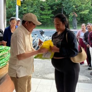 Ketua DPW PAN Bali Muazzim Akbar menyerahkan bantuan beras secara simbolis kepada masyarakat dalam rangka menyambut HUT PAN ke-27 di Denpasar, Minggu (17/8/2025).