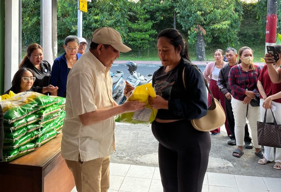 Ketua DPW PAN Bali Muazzim Akbar menyerahkan bantuan beras secara simbolis kepada masyarakat dalam rangka menyambut HUT PAN ke-27 di Denpasar, Minggu (17/8/2025).