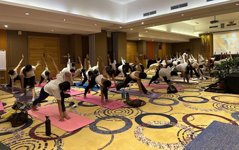 Peserta antusias mengikuti Yoga bersama Madhu Yogasan
