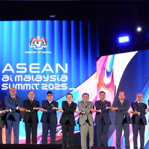 Para ASEAN leaders bergandengan tangan di panggung utama