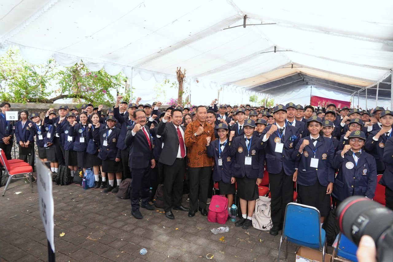 Wakil Menteri Pendidikan Tinggi, Sains, dan Teknologi RI, Prof. Dr. Fauzan, M. Pd., menghadiri PKKMB Universitas Udayana.