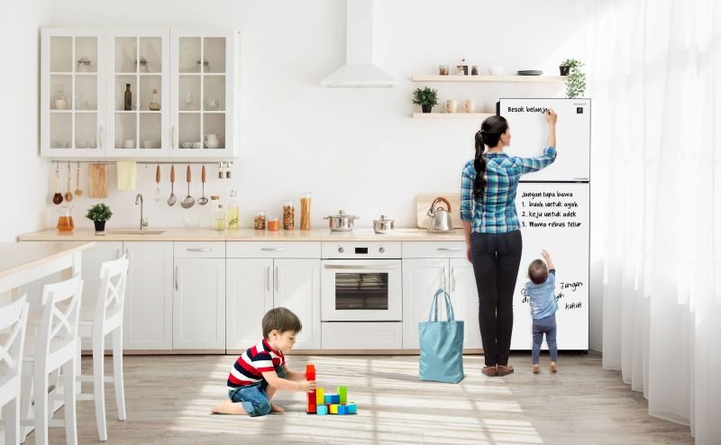 Foto : Sharp Shine J Tech Inverter, kulkas hemat energi dengan fitur pintu tulis hangatkan suasana dapur                             anda026 - Foto 1 - Sharp shine J Tech Inverter, kulkas hemat energi dengan fitur tulis hangatkan susasana dapur anda