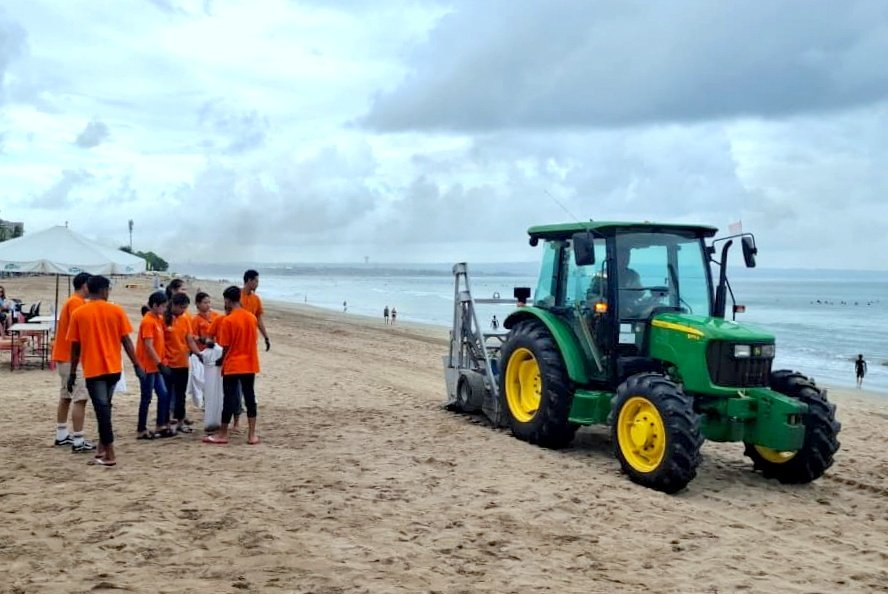 Ascott Regional Bali gelar aksi bersih-bersih di Pantai Legian