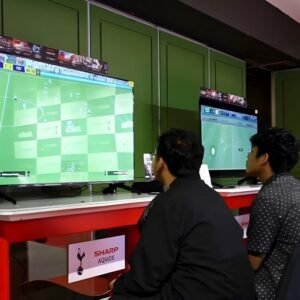 Foto 2 - Pecinta Spur sedang bermain Gim bola dengan menggunakan Sharp LED TV dan Speaker Sharp untuk mendapatkan suara yang jernih