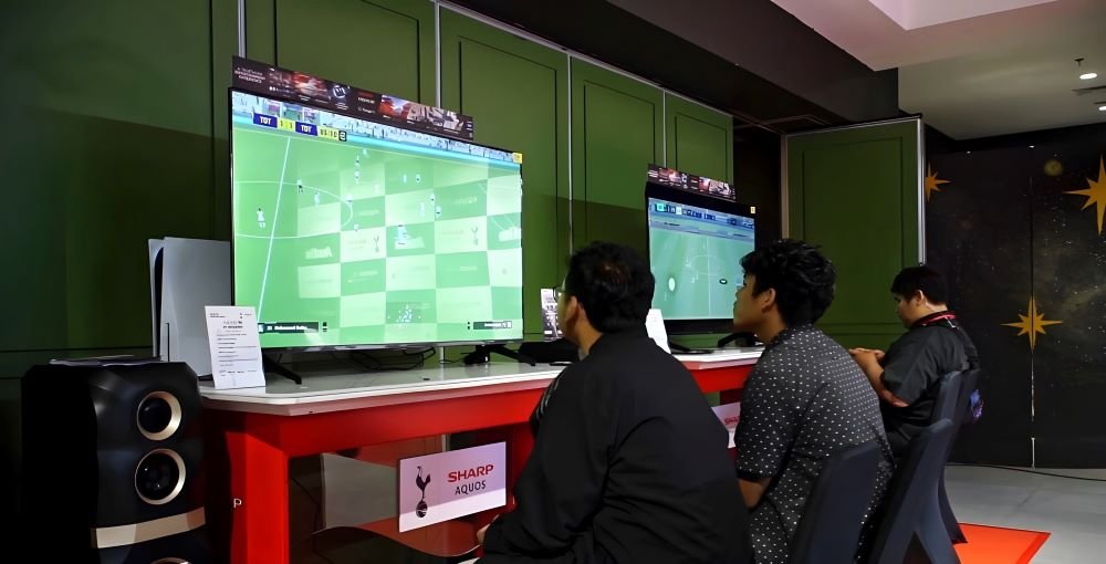 Foto 2 - Pecinta Spur sedang bermain Gim bola dengan menggunakan Sharp LED TV dan Speaker Sharp untuk mendapatkan suara yang jernih