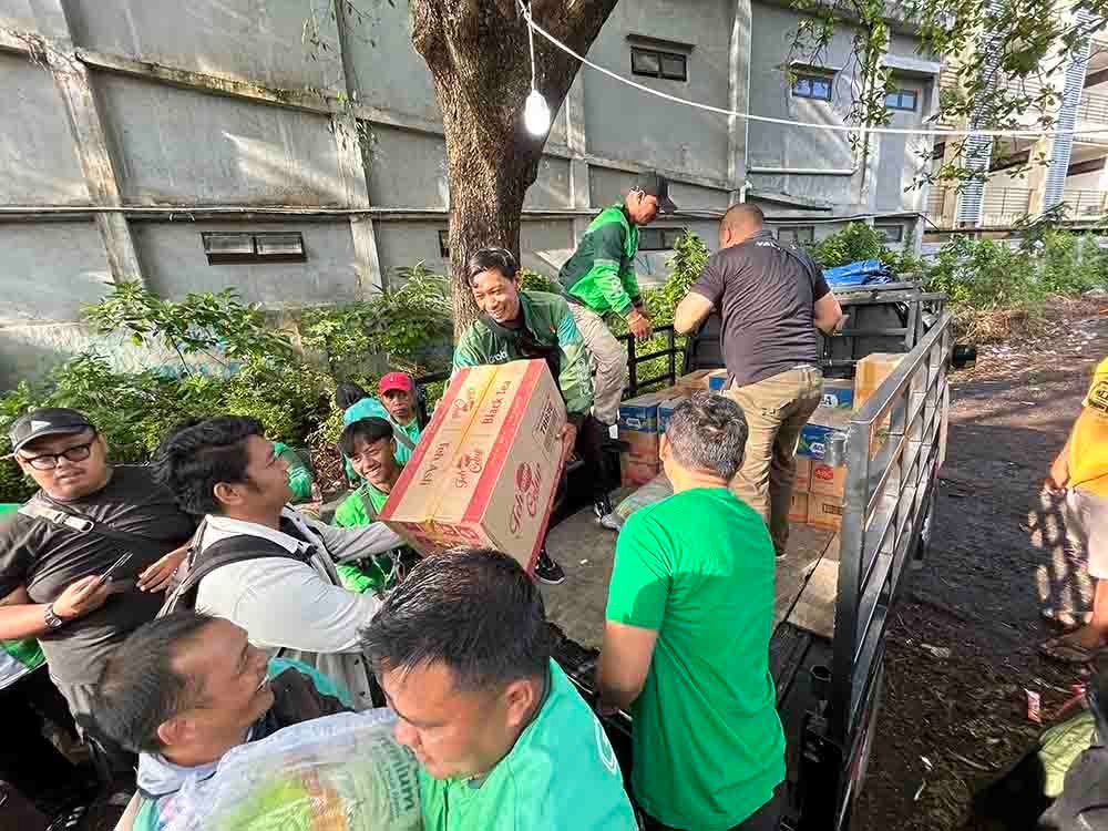 Penyaluran ratusan paket sembako dari Grab Indonesia bersama komunitas Mitra Pengemudi Grab kepada BPBD Provinsi Bali untuk warga terdampak banjir di Posko Cokroaminoto, Dauh Puri Kaja, Denpasar, Bali, Rabu (17/9/2025).