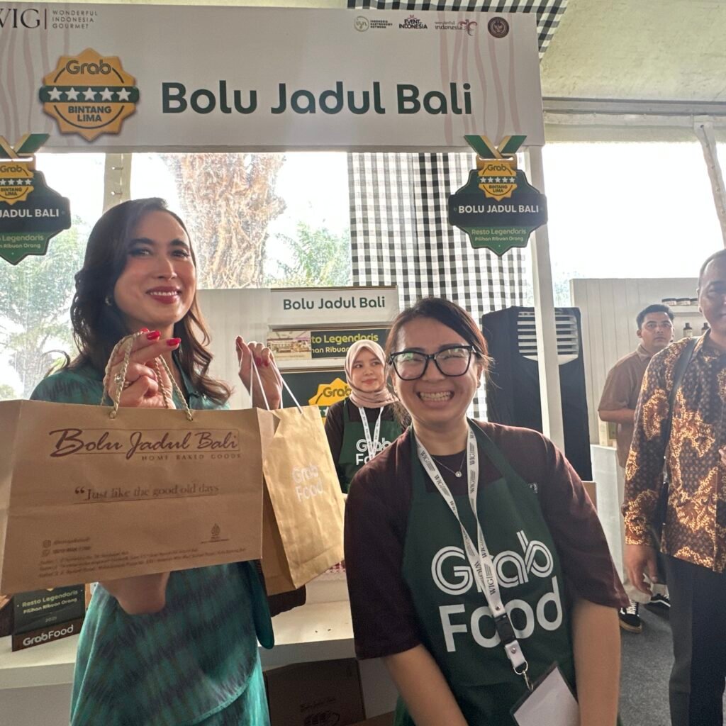 Menteri Pariwisata Republik Indonesia Widiyanti Putri Wardhana (kiri) mengunjungi Bolu Jadul Bali dalam gelaran Artisan Food Market, yang menjadi rangkaian acara Wonderful Indonesia Gourmet: Festival of Gastronomy.