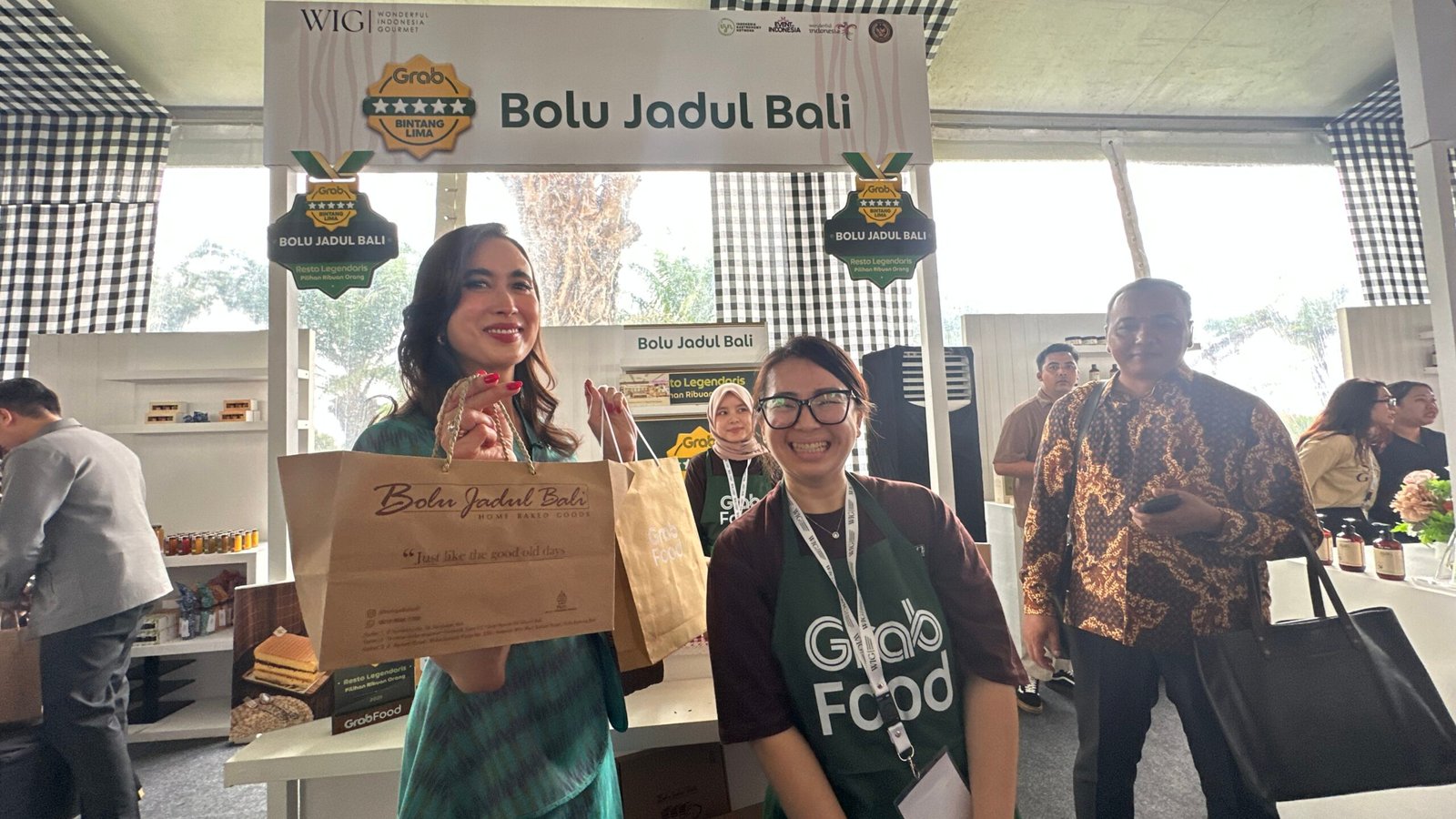 Menteri Pariwisata Republik Indonesia Widiyanti Putri Wardhana (kiri) mengunjungi Bolu Jadul Bali dalam gelaran Artisan Food Market, yang menjadi rangkaian acara Wonderful Indonesia Gourmet: Festival of Gastronomy.