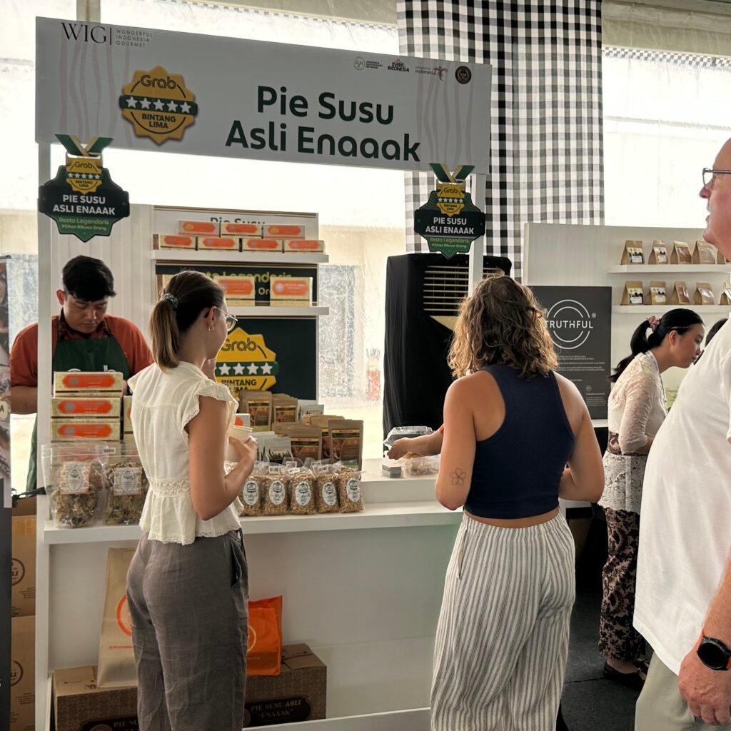  Pengunjung dari mancanegara mengunjungi Pie Susu Asli Enaaak di acara Artisan Food Market, Denpasar.