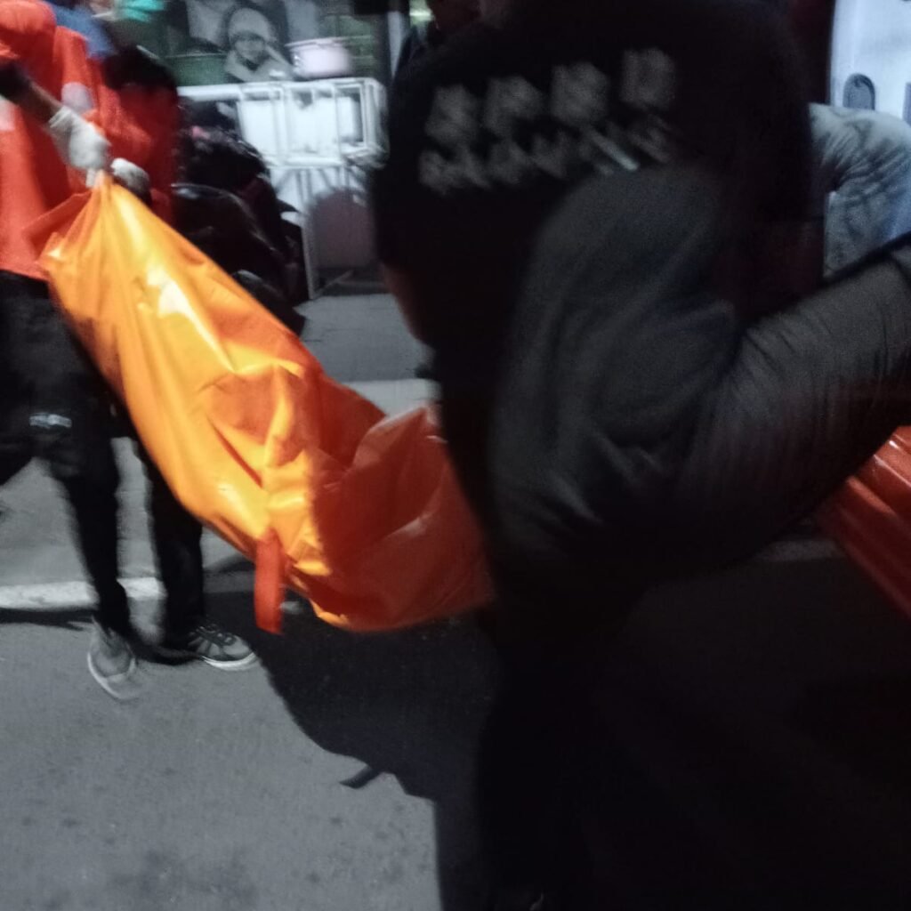 EVAKUASI-Jasad korban Endang Sulastri dievakuasi menuju ke rumah sakit Sanglah, Denpasar.