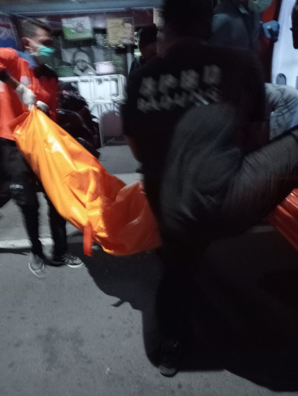 EVAKUASI-Jasad korban Endang Sulastri dievakuasi menuju ke rumah sakit Sanglah, Denpasar.