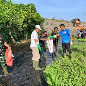 u22-Bupati-Buleleng-I-Nyoman-Sutjidra-beserta-Wakil-Bupati-Buleleng-Gede-Supriatna-melakukan-pembersihan-Sungai