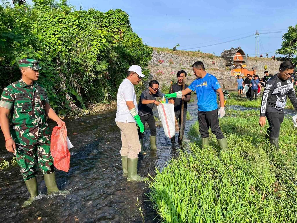 u22-Bupati-Buleleng-I-Nyoman-Sutjidra-beserta-Wakil-Bupati-Buleleng-Gede-Supriatna-melakukan-pembersihan-Sungai