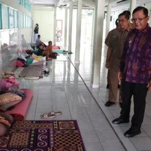 u22-Bupati-Buleleng-I-Nyoman-Sutjidra-meninjau-RSUD-Singaraja