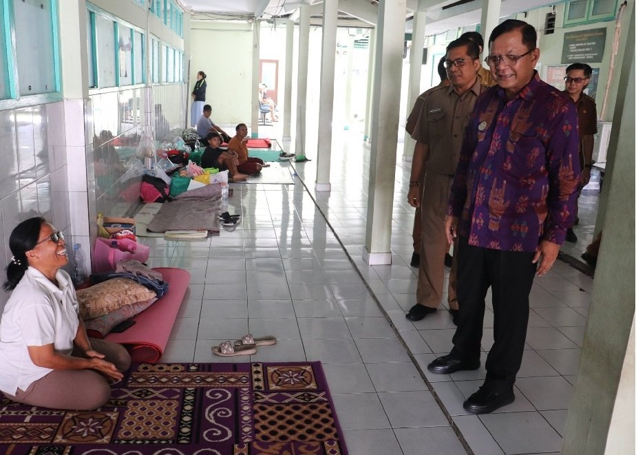 u22-Bupati-Buleleng-I-Nyoman-Sutjidra-meninjau-RSUD-Singaraja
