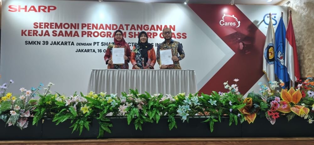 u8-029-Foto-1-Perwakilan-Sharp-bersama-perwakilan-sekolah-SMKN-39-menunjukan-perjanjian-yang-telah-disetujui-oleh-kedua-belahpihak-pada-program-SHarp-Class-di-SMKN-39