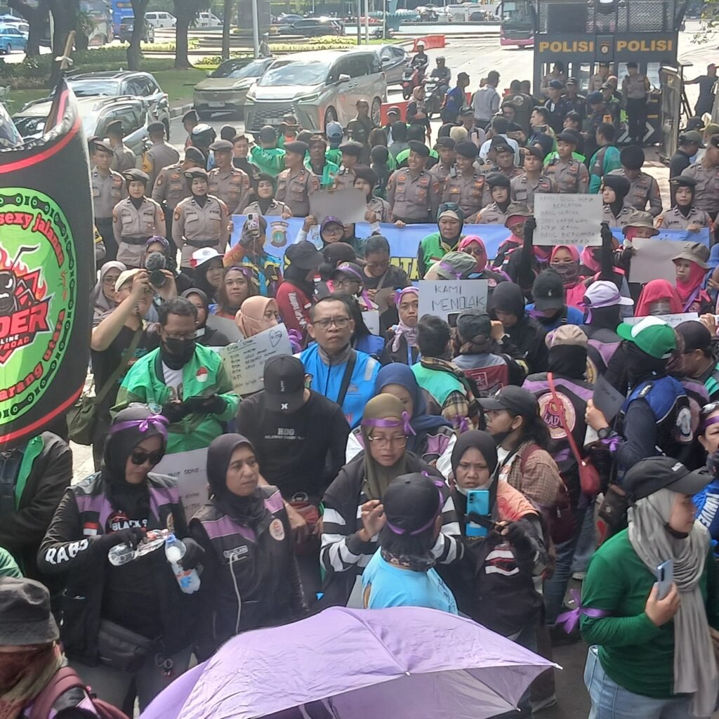 Para pengemudi ojek online yang tergabung dalam komunitas URC Bergerak menggelar aksi damai di kawasan Monumen Nasional (Monas), Jakarta, Jumat (7/11/2025), menolak rencana komisi 10 persen dan menuntut keterlibatan mitra dalam pembahasan Perpres transportasi online.