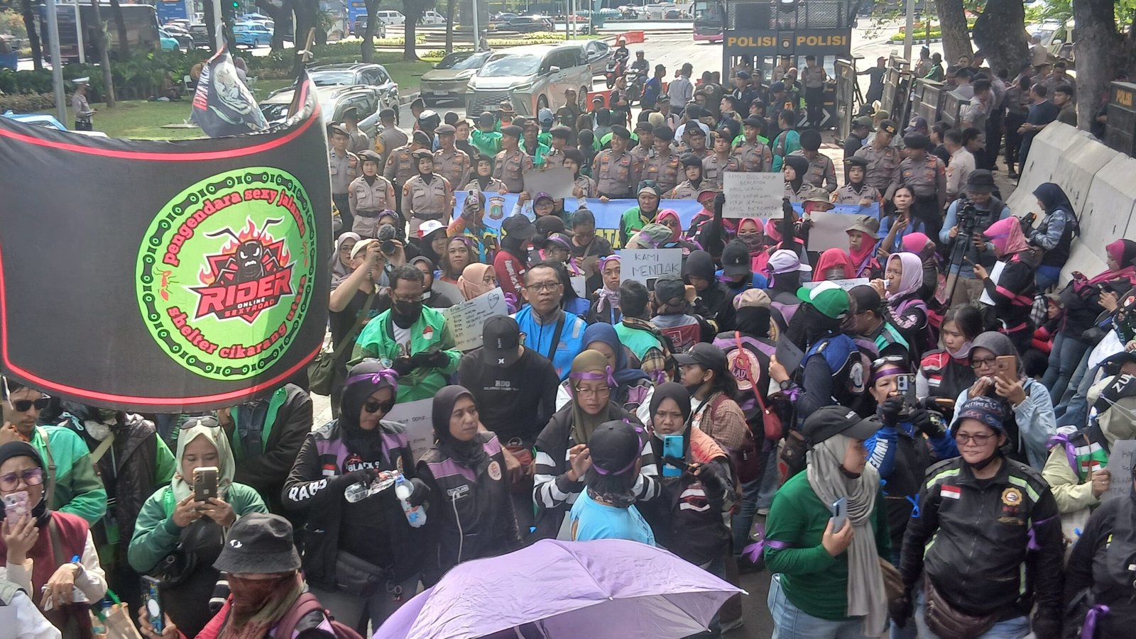 Para pengemudi ojek online yang tergabung dalam komunitas URC Bergerak menggelar aksi damai di kawasan Monumen Nasional (Monas), Jakarta, Jumat (7/11/2025), menolak rencana komisi 10 persen dan menuntut keterlibatan mitra dalam pembahasan Perpres transportasi online.