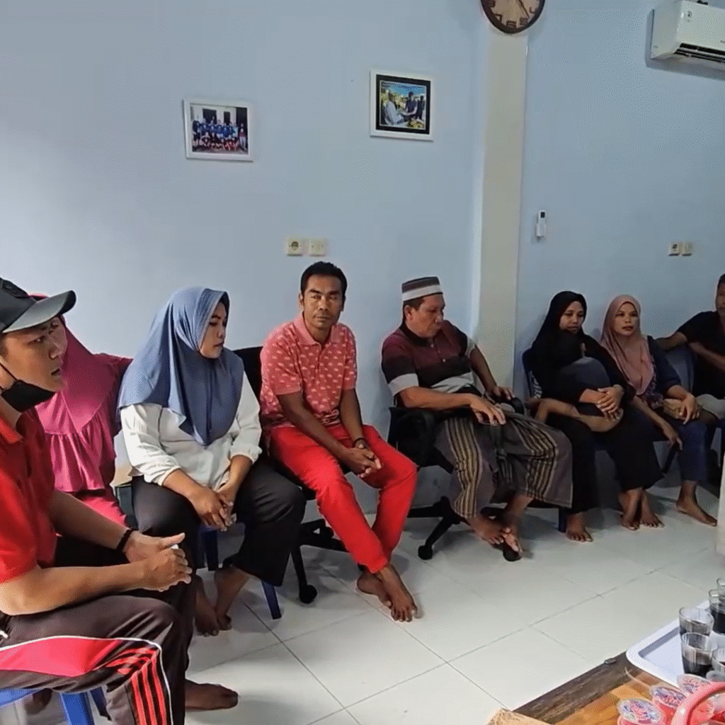 Tim dari Kementerian LH saat turun ke lapangan melakukan cek fakta dan mendengarkan penjelasan warga Desa Pengambengan Jumat (14/11/2025).