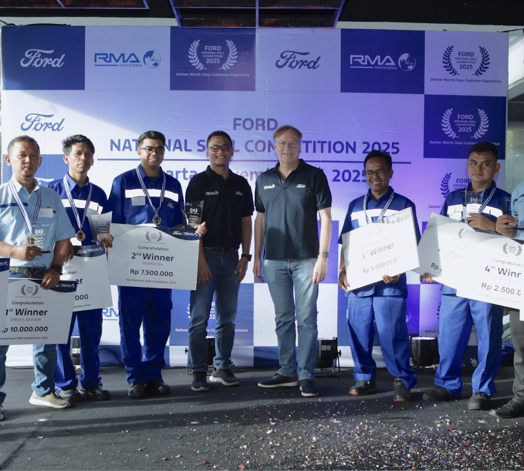 Roelof Lamberts selaku Regional Director RMA Indonesia (tengah kanan), Elyus Dwi Erwanto selaku Head of Service & Operation RMA Indonesia (tengah kiri) bersama 4 teknisi dan service advisor yang sukses menjadi juara pada babak final ajang Ford National Skill Competition 2025.