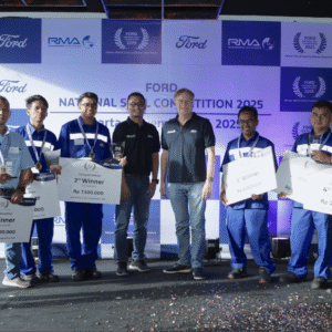 Roelof Lamberts selaku Regional Director RMA Indonesia (tengah kanan), Elyus Dwi Erwanto selaku Head of Service & Operation RMA Indonesia (tengah kiri) bersama 4 teknisi dan service advisor yang sukses menjadi juara pada babak final ajang Ford National Skill Competition 2025.