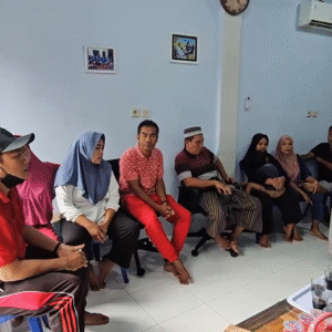 Tim dari Kementerian LH saat turun ke lapangan melakukan cek fakta dan mendengarkan penjelasan warga Desa Pengambengan Jumat (14/11/2025).