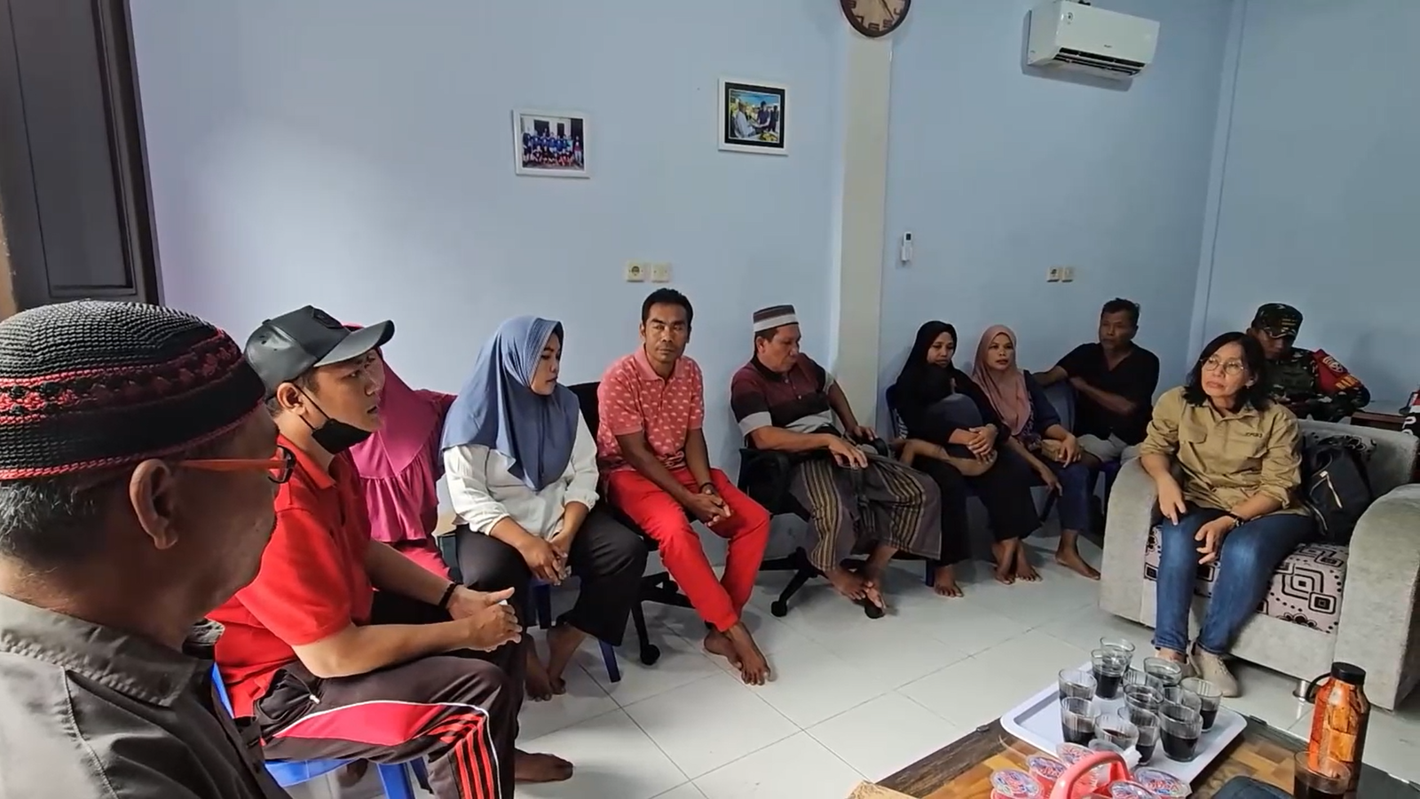 Tim dari Kementerian LH saat turun ke lapangan melakukan cek fakta dan mendengarkan penjelasan warga Desa Pengambengan Jumat (14/11/2025).