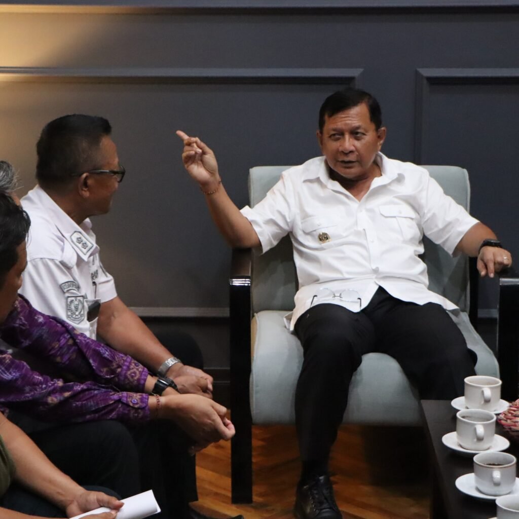 u22-Bupati-Buleleng-I-Nyoman-Sutjidra-menerima-audensi-Perbekel-Desa-Bukti