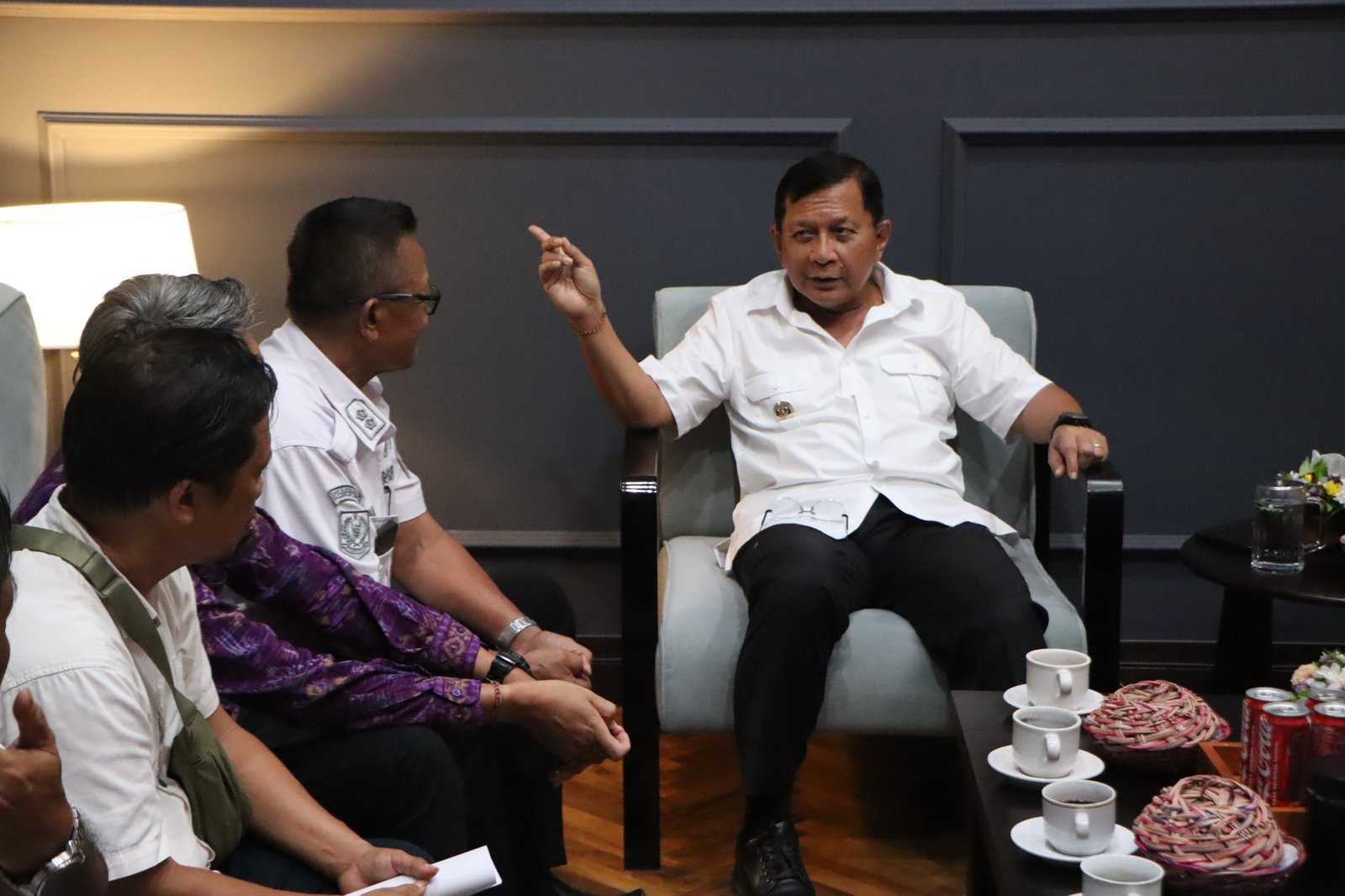 u22-Bupati-Buleleng-I-Nyoman-Sutjidra-menerima-audensi-Perbekel-Desa-Bukti