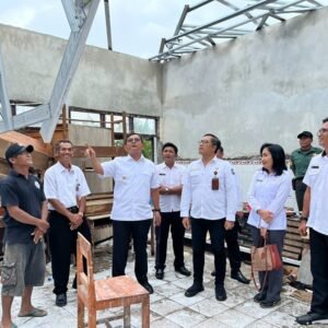 u22-Bupati-Buleleng-I-Nyoman-Sutjidra-meninjau-revitalisasi-sekolah-di-Kecamatan-Banjar