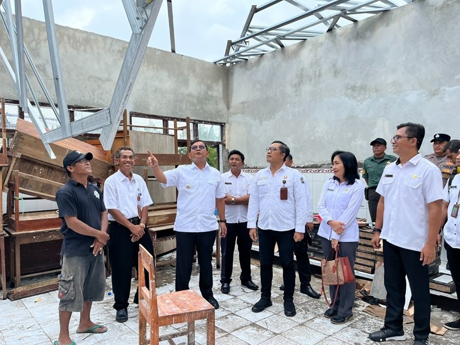 u22-Bupati-Buleleng-I-Nyoman-Sutjidra-meninjau-revitalisasi-sekolah-di-Kecamatan-Banjar