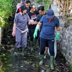 u22-Bupati-Sutjidra-melakukan-pembersihan-terhadap-suangai