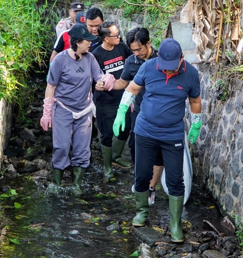 u22-Bupati-Sutjidra-melakukan-pembersihan-terhadap-suangai