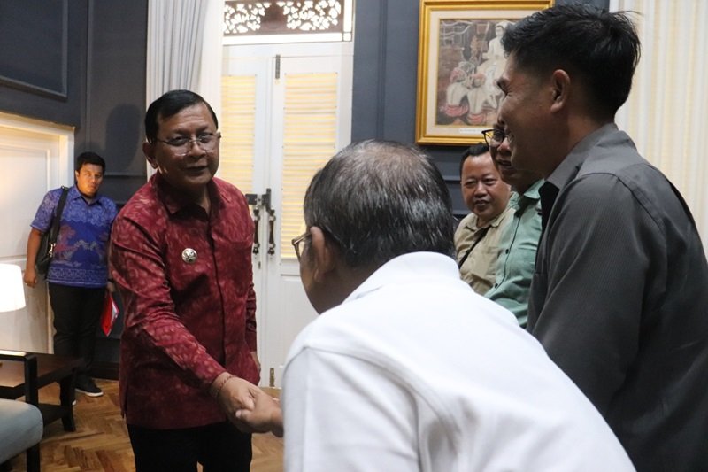 u22-Bupati-Sutjidra-menerima-audiensi-dari-Panitia-Kejuaraan-Bulutangkis-Bupati-Buleleng-Cup-tahun-2025
