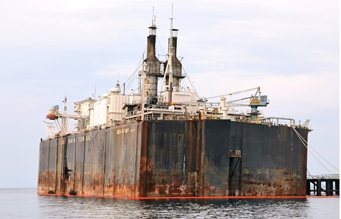 u22-Kapal-Cinta-Natomas-yang-kini-masih-terapung-diatas-permukaan-laun-Pelabuhan-Celukan-Bawang