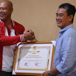 u22-Supriatna-menerima-penghargaan-dari-Presiden-Federasi-Vovinam-Indonesia-Vovinam