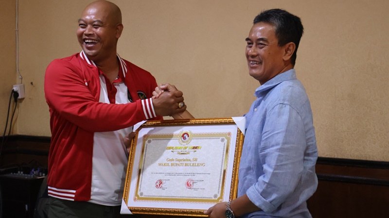 u22-Supriatna-menerima-penghargaan-dari-Presiden-Federasi-Vovinam-Indonesia-Vovinam