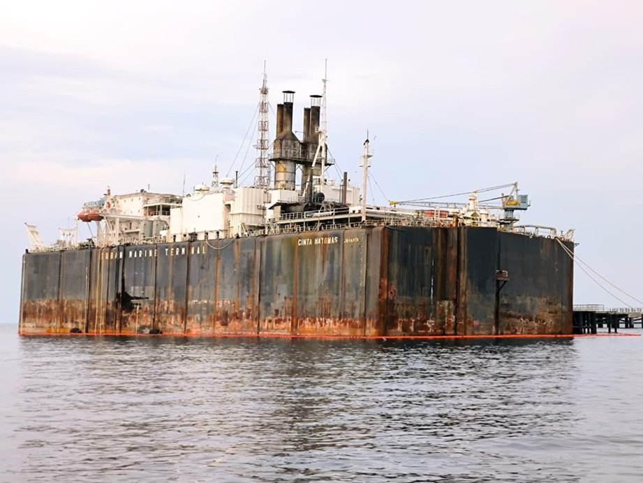 u22-kapal-Floating-Storage-Offloading-FSO-Cinta-Natomas-yang-sudah-lama-karam-di-perairan-Pelabuhan-Celukan-Bawang