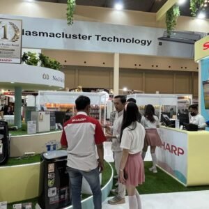 u8-030-Foto-3-Salah-satu-pengunjung-tertarik-dengan-produk-air-purifier-Sharp