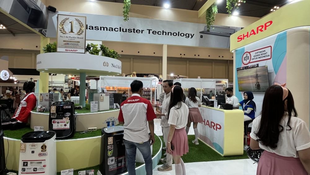 u8-030-Foto-3-Salah-satu-pengunjung-tertarik-dengan-produk-air-purifier-Sharp