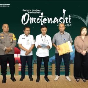 u8-Foto-1-Penyerahan-laptop-berisi-data-konsumer-Sharp-yang-diserahkan-oleh-Bapak-Andry-Adi-Utomo-national-Sales-Senior-GM-SEID